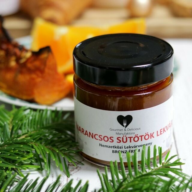 🍊NARANCSOS-SÜTŐTÖK KÉZMŰVES LEKVÁR – DÍJNYERTES🍊⁠
⁠
Narancsos sütőtöklekvár a Gourmet & Delicious-tól, mely a 2019-es Nemzetközi Lekvárversenyen Bronz érmet kapott. ⁠
⁠
A legkiválóbb sütőtökfajtából készül, ami a Nagydobosi Sütőtök, hagyományos családi receptúra alapján.⁠
⁠
ONLINE RENDELÉS: ⁠
Instagram: LINK IN BIO ⁠
Facebook: SHOP NOW⁠
⁠
#karácsony2023⁠  #gasztroajándék