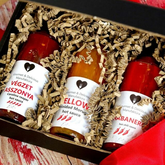 🌶️HÁRMAS FOGAT EXTRA CHILI VÁLOGATÁS AJÁNDÉKCSOMAG🌶️⁠
⁠
Három különleges chili paprika készítmény válogatása átadásra kész ajándékcsomagban  az extrém erős, pikáns ízeket kedvelő ínyenceknek.⁠
⁠
Ajándékozz hazait, #vegyelhazait >> A csomagban található finomságokat hazai kézműves manufaktúrák készítik neked!⁠
⁠
ONLINE RENDELÉS: ⁠
Instagram: LINK IN BIO ⁠
Facebook: SHOP NOW⁠
⁠
#karácsony2023⁠  #gasztroajándék