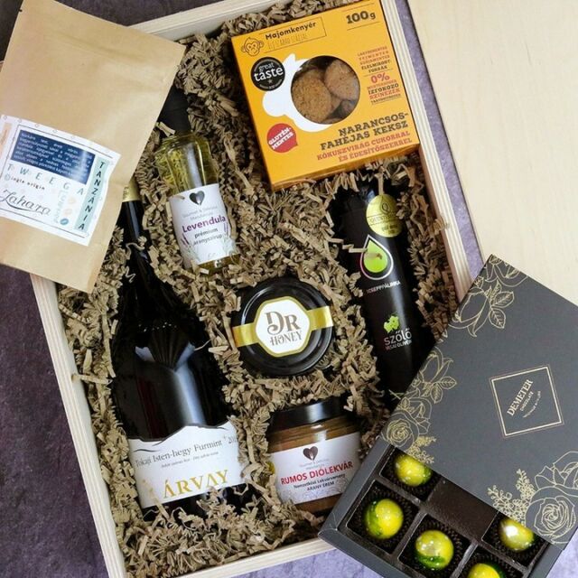 ✨GOLD & GREAT WINNERS XXL DÍJNYERTES KÉZMŰVES FINOMSÁGOK ÉLELMISZER AJÁNDÉKCSOMAG✨⁠
⁠
Aranyérmes és great taste díjas hazai kézműves finomságok prestige válogatása, a GourmetVillage egyedülálló, “zászlós ajándékcsomag” összeállítása: kézműves csokoládé bonbon, szőlőpálinka, tokaji bor, kézműves lekvár, specialty kávé, kávészirup 24 karátos arannyal, teasütemény és mézkülönlegesség ajándékcsomagban.⁠
⁠
ONLINE RENDELÉS: ⁠
Instagram: LINK IN BIO ⁠
Facebook: SHOP NOW⁠
⁠
#karácsony2023⁠  #gasztroajándék