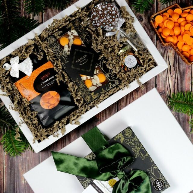 🎄 XMAS SURPRISE KARÁCSONYI AJÁNDÉKCSOMAG 🎄⁠
⁠
Narancs, mandula és fahéj ünnepi ízei gourmet gasztro ajándékcsomagban Karácsonyra. Karácsonyi csokoládé válogatás mézzel és kerámia angyal karácsonyfadísszel, átadásra kész ajándékcsomagban, melyben az egész család megtalálja a kedvére való finomságot.🎁⁠
⁠
ONLINE RENDELÉS: ⁠
Instagram: LINK IN BIO ⁠
Facebook: SHOP NOW⁠
⁠
#karácsony2023⁠  #gasztroajándék⁠
⁠